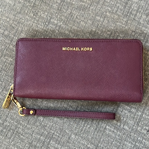 Michael Kors Jet Set Travel Large Continental Wallet with wrist strap - Picture 3 of 10